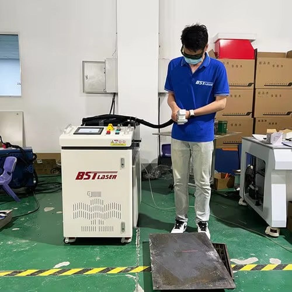 1KW 2KW 3KW 工業用レーザー洗浄機 鋼鉄・アルミの - Industrial Laser Cleaning Machine Price のレビューと価格